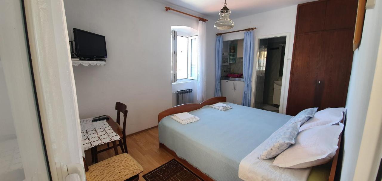 Apartments Juric - 1 A Studio Apartment With A View Hvar Town Exterior foto